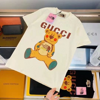 Gucci gucci เสื้อยืดแขนสั้น พิมพ์ลายหมีพูห์ แฟชั่นฤดูร้อน สําหรับผู้ชาย และผู้หญิง