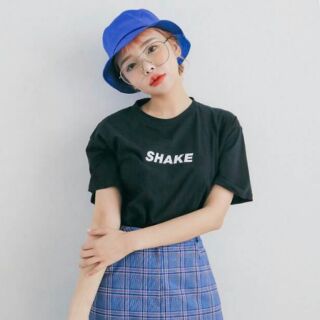 เสื้อทรง OverSize 
สีดำสกรีน SHAKE