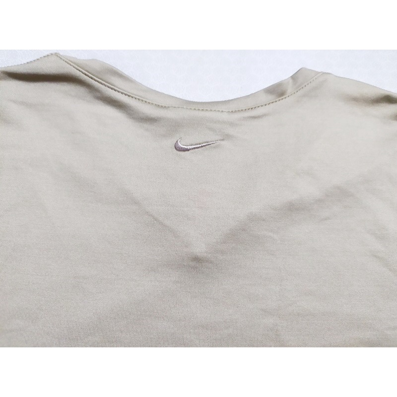 nike-dri-fit-เสื้อกีฬา-เสื้อวิ่งแขนยาว-สีทอง-ไซส์-33-37-ของแท้-สภาพใหม่มาก-ใส่แค่ครั้งเดียวเทียบมือ1