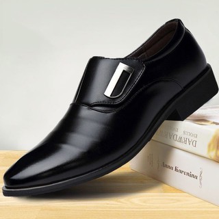ภาพหน้าปกสินค้า🎨รองเท้าหนัง🎨รองเท้าหนังผู้ชาย คัชชูหนัง รองเท้าลำลองสำหรับนักธุรกิจ รองเท้าหนังใหม่สำหรับผู้ชาย ซึ่งคุณอาจชอบราคาและรีวิวของสินค้านี้