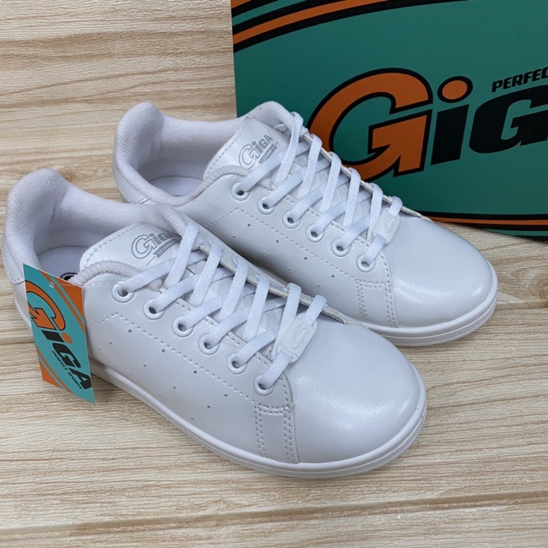ภาพหน้าปกสินค้าGiGa รุ่น GS03 รองเท้าผ้าใบ แบบหนัง (35-41) สีขาว