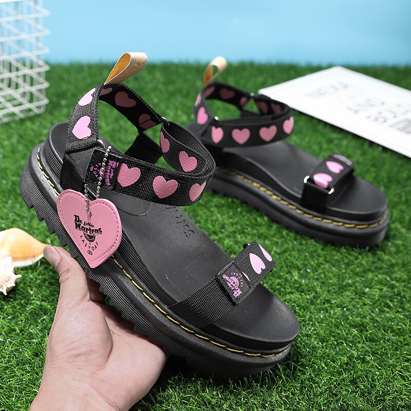 ภาพหน้าปกสินค้าDr.Martens รองเท้าแตะมาร์ติน ส้นกลาง น่ารัก สําหรับผู้หญิง จากร้าน amushi.th บน Shopee