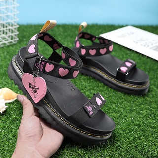 ภาพขนาดย่อของภาพหน้าปกสินค้าDr.Martens รองเท้าแตะมาร์ติน ส้นกลาง น่ารัก สําหรับผู้หญิง จากร้าน amushi.th บน Shopee