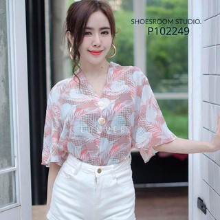 P102249 เสื้อแฟชั่นผ้าพิมพ์ลายพิเศษ คอวี แขนสั้น แต่งกระดุม