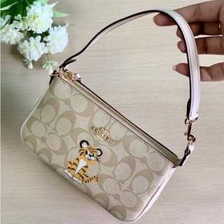 🎀 (สด-ผ่อน) คล้องมือ พอชลายเสือ สีเบจลายซี 7.5 นิ้ว C7699 COACH NOLITA 19 IN SIGNATURE CANVAS WITH TIGER