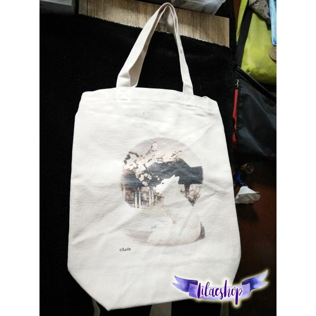 กระเป๋าผ้าแคนวาสพิมพ์ลายรูปสุนัขจิ้งจอกขาว-ผลงานของ-leila-ศิลปินชาวไต้หวัน