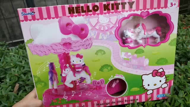 hello-kitty-fun-fair-carousel-ชุดคิตตี้ฟันแฟร์ม้าหมุน