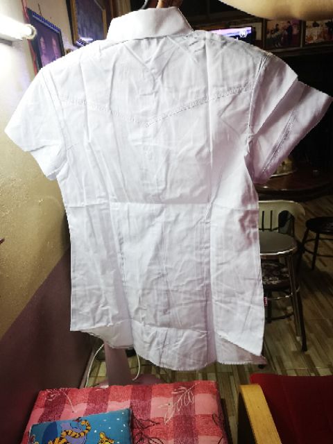 ภาพสินค้าเสื้อนักศึกษา หญิง​ สีขาวนวล​ ราคาถูก​ เนื้อดี​ ทรงสวย ลดล้างสต็อก​ S-white (ตีเกล็ด) จากร้าน vittavatyokrattanasak บน Shopee ภาพที่ 1