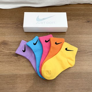 ภาพหน้าปกสินค้าถูกที่สุด!! Nike ถุงเท้ากีฬาแฟชั่น Unisex Sports Comfortable Socks（มี 5 คู่） ที่เกี่ยวข้อง