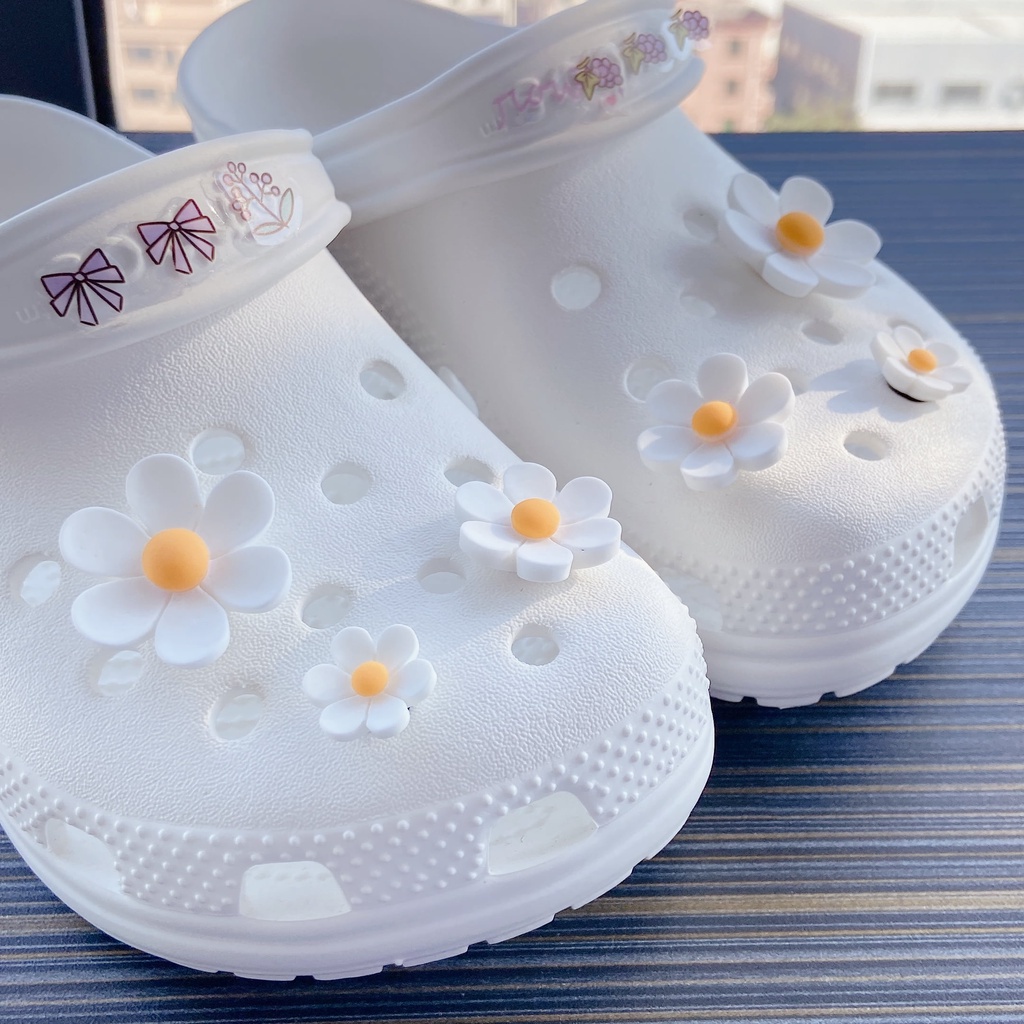 ภาพหน้าปกสินค้า【💋Ooyoudo】จี้รูปดอกเดซี่ สีขาว อุปกรณ์เสริม สําหรับตกแต่งรองเท้า 6 ชิ้น【รองเท้าแตะผู้หญิง jibbitz อุปกรณ์เสริม】