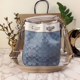 COACH FIELD BUCKET BAG IN SIGNATURE CHAMBRAY