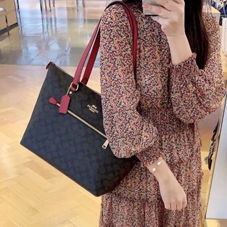 🎀 (สด-ผ่อน) กระเป๋า Tote zip น้ำตาลเข้มลายซีหูแดง COACH F79609 GALLERY TOTE IN SIGNATURE CANVAS BROWN TRUE RED