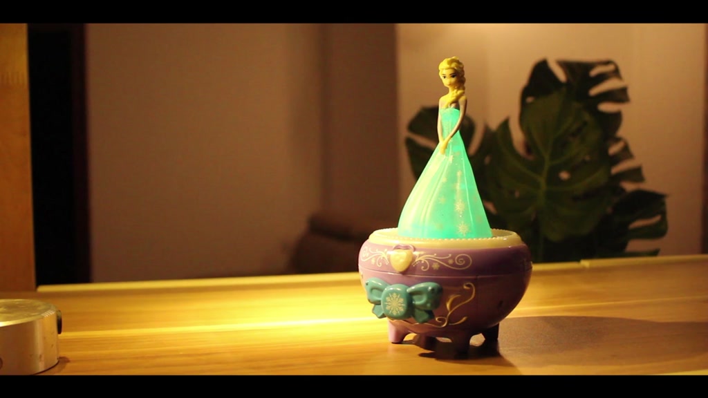 กล่องดนตรีไขลาน-ลูกแก้วหิมะ-frozen-2ตุ๊กตาเจ้าหญิง-aisha-กล่องดนตรี-aisha-กล่องดนตรีหมุนแสงสร้างสรรค์ของขวัญวันเกิดหญิง