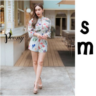 Peony: งานเซ็ต พิมพ์ลายดอกไม้ เสื้อทรงปล่อย ขลิบแต่งระบาย ช่วงคอผูก แมทมาพร้อมขาสั้นพิมพ์ลายเข้าเซ็ต