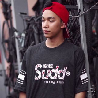 Sudd เสื้อยืดโอเวอร์ไซส์ รุ่น Neo Tokyo สีท็อปดำ