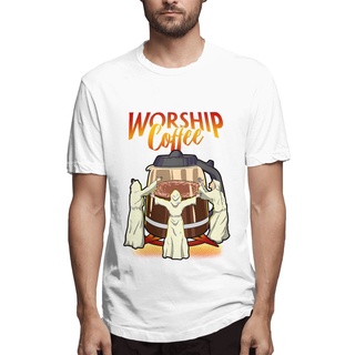 เสื้อยืดผ้าฝ้ายพิมพ์ลาย เสื้อยืดคอกลม แขนสั้น พิมพ์ลายกราฟฟิค Worship Coffee (4) สําหรับผู้ชาย