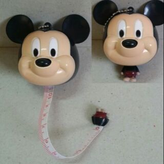 พวงกุญแจสายวัด หรือ ตลับเมตร ลาย มิกกี้เม้าส์ Mickey mouse ดึงตัวออกมาจะเป็นสายวัด ถ้ากดจมูกสายวัดจะหดกลับเข้าไปค่ะ