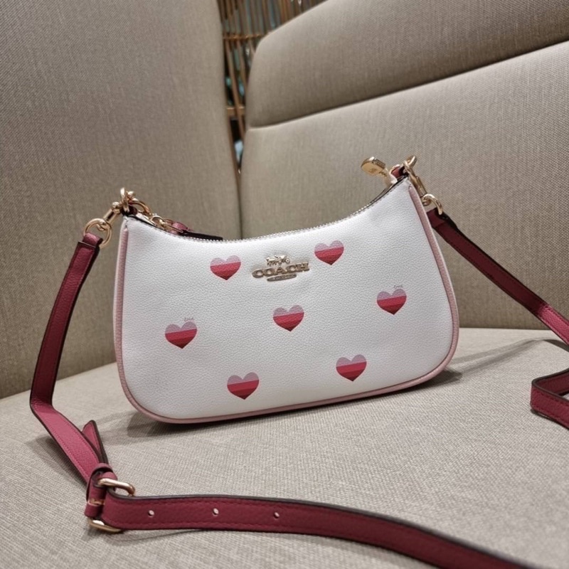 coach-ca251-teri-shoulder-bag-with-stripe-heart-print