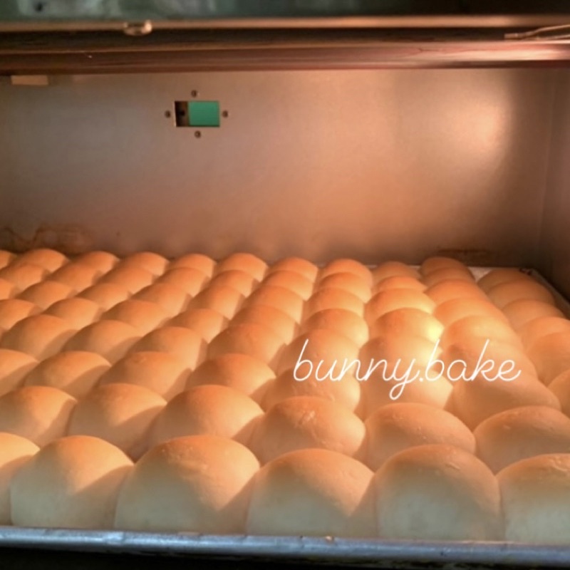 ภาพหน้าปกสินค้าขนมปังลูกชิ้น สูตรเนยแท้ นมสด จากร้าน bunny.bake บน Shopee