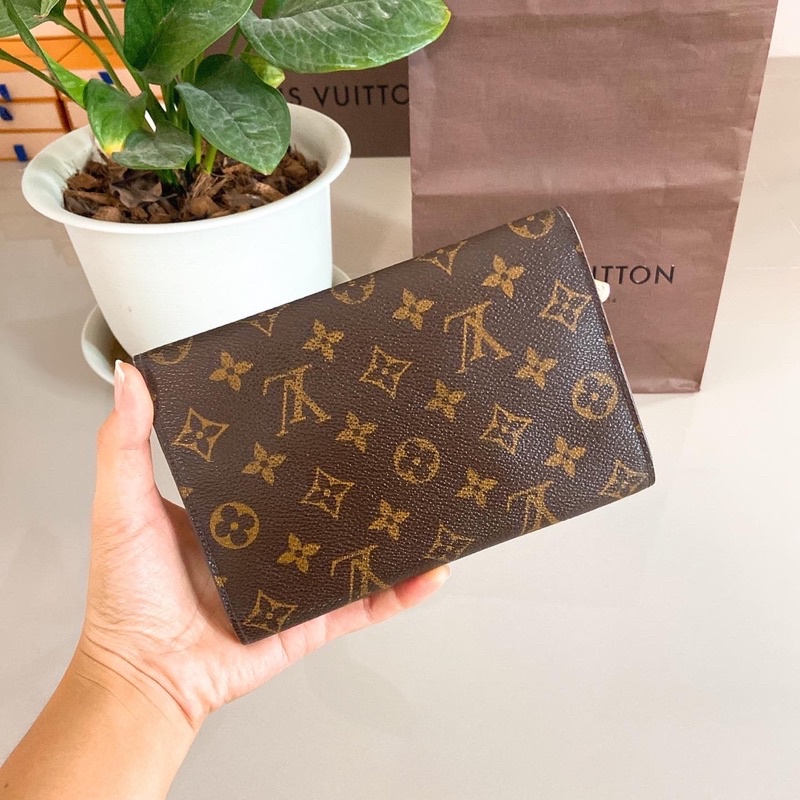 lv-สามพับจัมโบ้-มือสองของแท้-ค่ะ-รบกวนทั่กแชทก่อนสั่งค่ะ