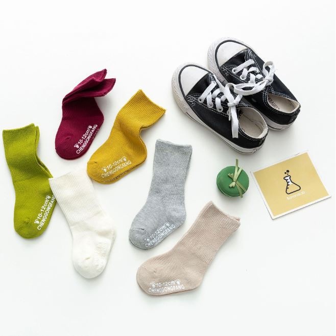 ภาพหน้าปกสินค้าS450 ถุงเท้าเด็ก สีพื้น มีกันลื่น ขนาด S/M/L (3เดือน-5ขวบ)