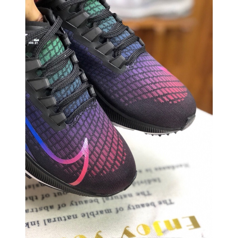 ภาพหน้าปกสินค้าข้อเสนอพิเศษ Nike Air Zoom Pegasus 37 รองเท้าผ้าใบผู้ชายและผู้หญิง จากร้าน xiaofangxie บน Shopee