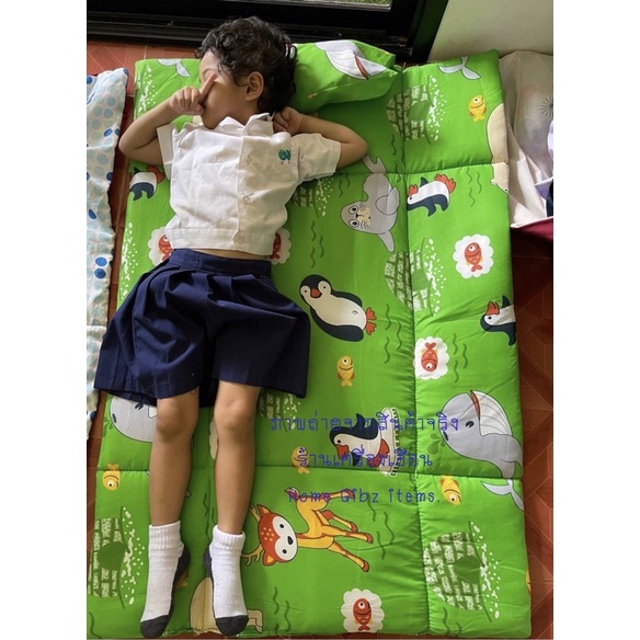 ภาพหน้าปกสินค้าที่นอนพับเด็กอนุบาล มีหมอน รุ่นมาตรฐาน 75x110 cm. ( พับเก็บแบบติดตีนตุ๊กแก) จากร้าน gibt.kattamart บน Shopee