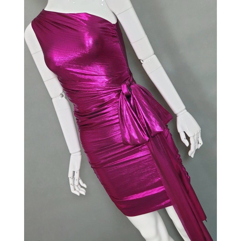 luxe-dress-เดรสสั้นเสื้อไหล่เดียวแขนกุด-แพทเทิร์นเข้ารูป-ดีเทลผูกโบว์ปล่อยชาย-มีซิปซ่อนสวมสะดวก