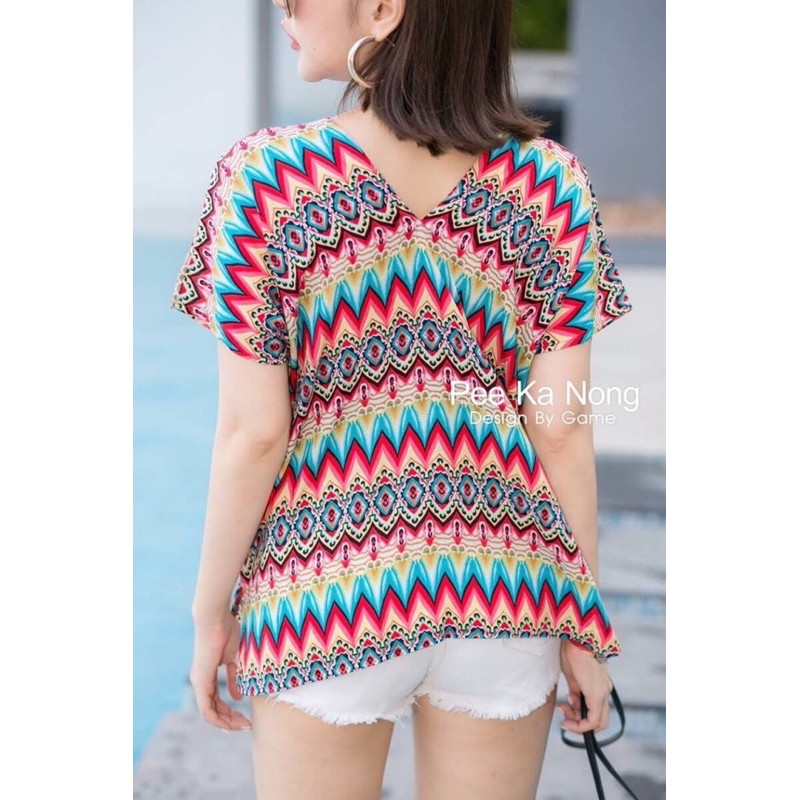 feminine-koncept-เสื้อคอวี-แต่ง-พู่-พิมพ์ลายซิกแซกไล่เฉด-สวยมาก-เดินพริ้วๆ-ไม่หวานจนเลี่ยน-ใส่ไปทริปทะเล-หรือทุ่งดอกไม้