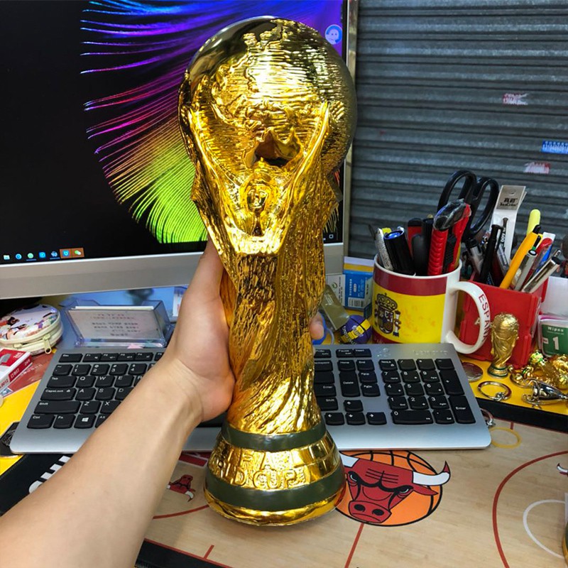 ภาพหน้าปกสินค้าถ้วยฟุตบอลโลก2022 1:1 36cm ปัก Argentina ขนาดเท่าของจริง world Cup แชมป์เปี้ยน KT-01 จากร้าน tee1314520520 บน Shopee