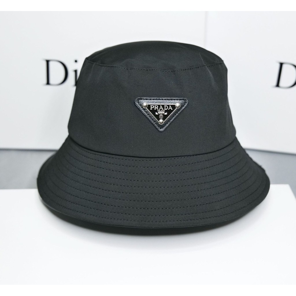 ภาพหน้าปกสินค้าหมวก bucket รุ่นใหม่ ลาย Prada สวยมาก ผู้หญิงผู้ชายใส่ได้มีให้เลือก 5 สี