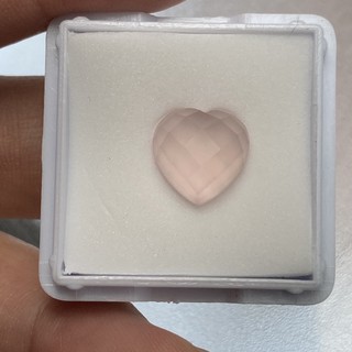 พลอยโรสควอตซ์ Rose Quartz รูปหัวใจ 10x10 mm. หนัก 3.19 กะรัต เจียรหน้าตาราง เหลี่ยมสัปปะรด
