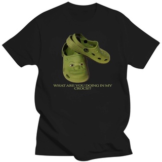 ผลิตภัณฑ์ใหม่👕ใหม่ เสื้อยืดลําลอง แขนสั้น พิมพ์ลาย What Are You Doing In My Shrek Crocs สําหรับผู้ชาย