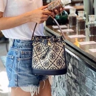 (ผ่อน0%) กระเป๋าสะพายข้าง ทรงบัคเก็ต 🔸TORY BURCH 79487 T MONOGRAM JACQUARD BUCKET BAG สีกรมท่า ทรงขนมจีบ