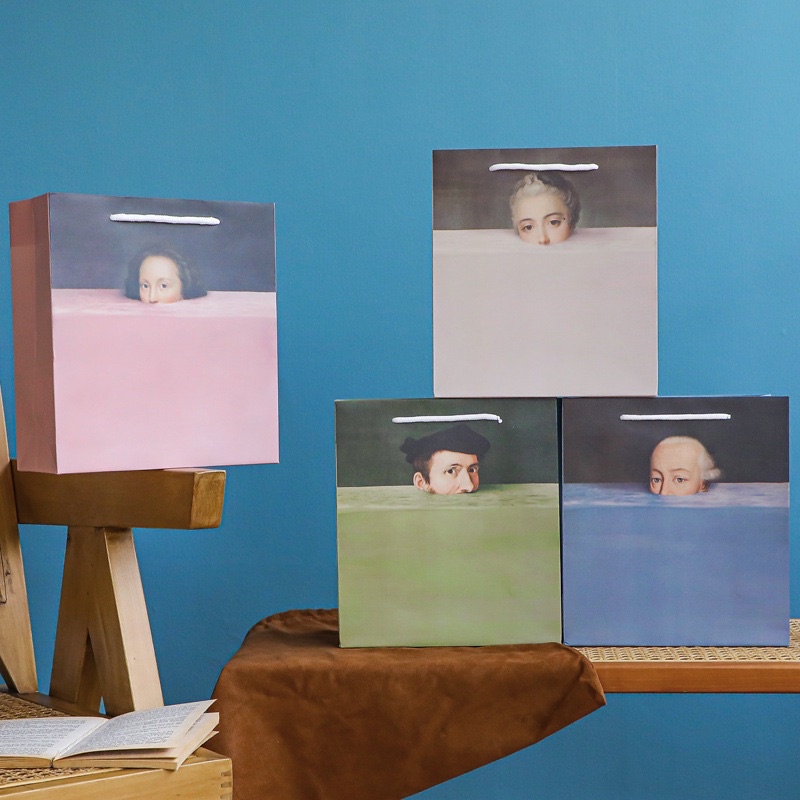 ภาพหน้าปกสินค้าพร้อมส่ง (A3)ถุงกระดาษหูหิ้วเชือกเนื้อแข็งอย่างดีพิมพ์ลายหน้าศิลปิน จากร้าน studiostuffbkk บน Shopee
