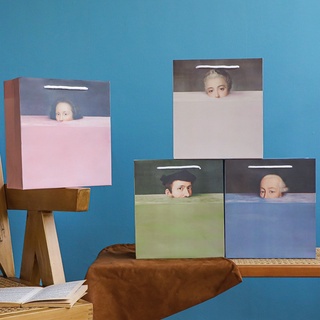 ภาพขนาดย่อของภาพหน้าปกสินค้าพร้อมส่ง (A3)ถุงกระดาษหูหิ้วเชือกเนื้อแข็งอย่างดีพิมพ์ลายหน้าศิลปิน จากร้าน studiostuffbkk บน Shopee