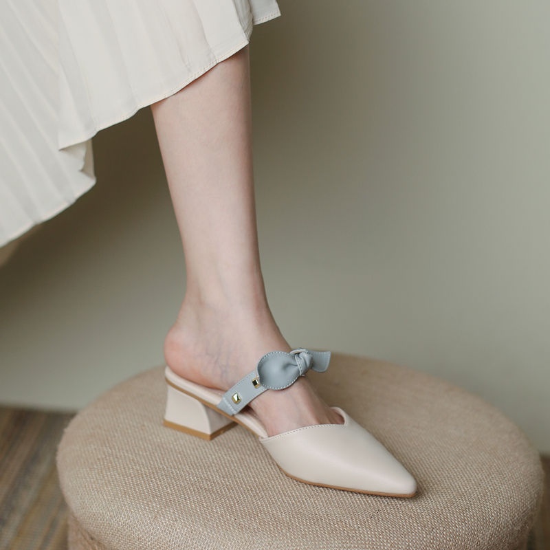 hot-saleรองเท้าแตะหนังผู้หญิง2023ปีใหม่โบว์หนาส้นกลางสไตล์ฝรั่งเศสปิดหัวรองเท้าส้นสูงครึ่งลาก