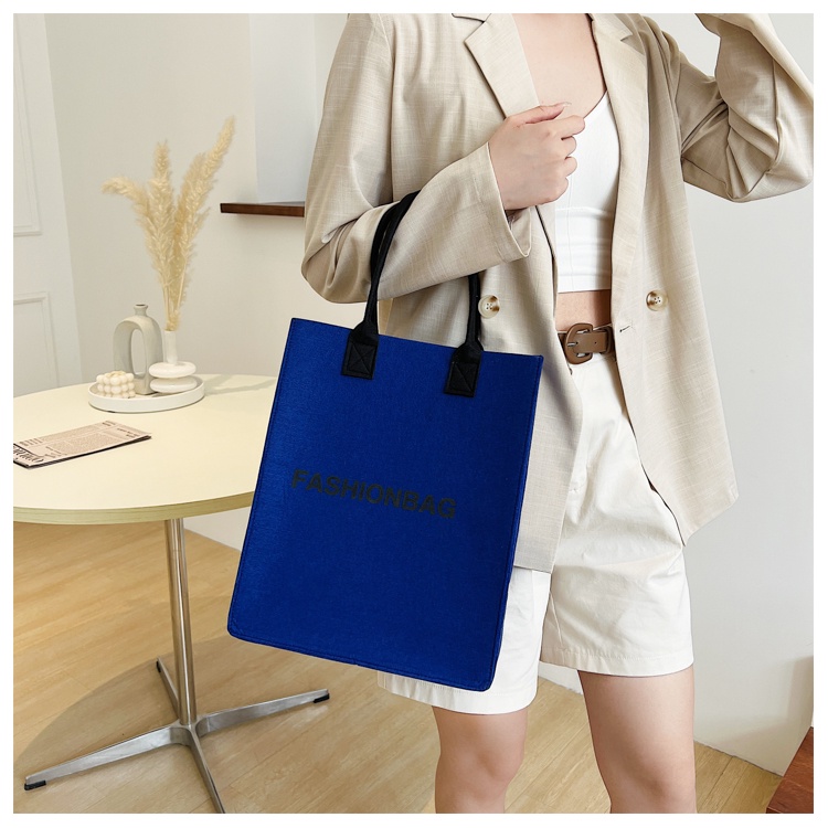 ภาพสินค้า(w214)กระเป๋าถือ ผ้าสักหลาดหนาทรงสวย ถือแล้วดูไฮโซ igetboy จากร้าน igetboy บน Shopee ภาพที่ 1