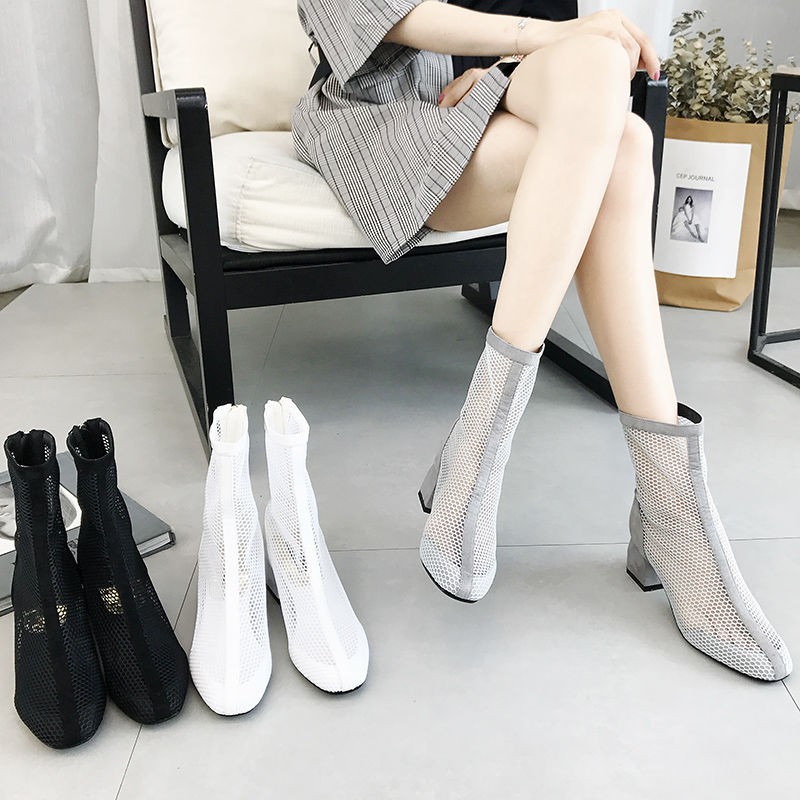ภาพหน้าปกสินค้ารองเท้า  ดาราอินเทอร์เน็ต รองเท้าบูท หญิง ตัดออก ตาข่าย รองเท้าบูทหุ้มข้อ ฤดูร้อน ใหม่ หยาบ กับ รองเท้าสุทธิ ร