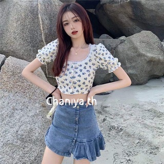 Chaiya.th🌺พร้อมส่ง🔥เสื้อผ้าแฟชั่นผู้หญิง เสื้อยืดตัวสั้นลายดอกไม้คอเหลียมแต่งระบายลูกไม้มี2สีแนวสาวเกาหลี🎀