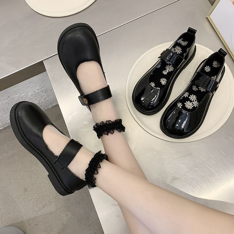 ภาพหน้าปกสินค้าแมรี่เจนโลลิต้ารองเท้าหนังเล็กหญิงอังกฤษ 2020 ในช่วงฤดูร้อนใหม่สีดำขนาดเล็กเดซี่ญี่ปุ่น jk รองเท้าชุด