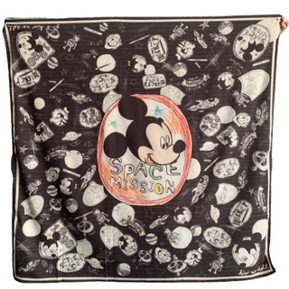 สินค้า Kiss Me Doll - ผ้าพันคอ/ผ้าคลุมไหล่ Disney ลาย Mickey Mouse ขนาด 100x100 cm.