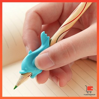 ภาพหน้าปกสินค้าปลอกจับดินสอ ที่จับปากกา  ฝึกเขียน  Silicone Pen Holder Guide for kids ซึ่งคุณอาจชอบราคาและรีวิวของสินค้านี้