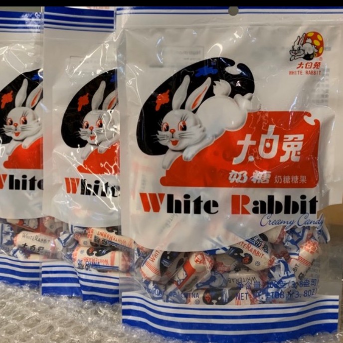 ขนมลูกอมกระต่ายขาวขนมสุดคลาสิกรสนม-ลูกอมขนมโบราณ-ขนมมีเปลือกข้างในกินได้-ตรากระต่ายขาว-white-rabbit-รสนมสุดคลาสสิค
