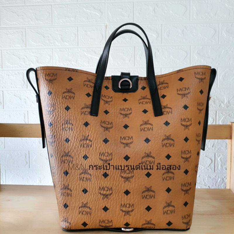 Gunta shopper in shop visetos