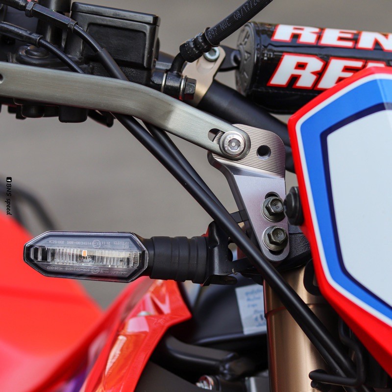 ตัวจับการ์ดแฮนด์ยึดกับแผงคอ-crf250-300-klx250