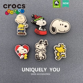 ภาพหน้าปกสินค้าjibbitz crocs charms ตัวติดรองเท้า แท้ Snoopy การ์ตูน diy jibbitz ตัวติดรองเท้า crocs เซ็ต 6 ชิ้น ที่เกี่ยวข้อง