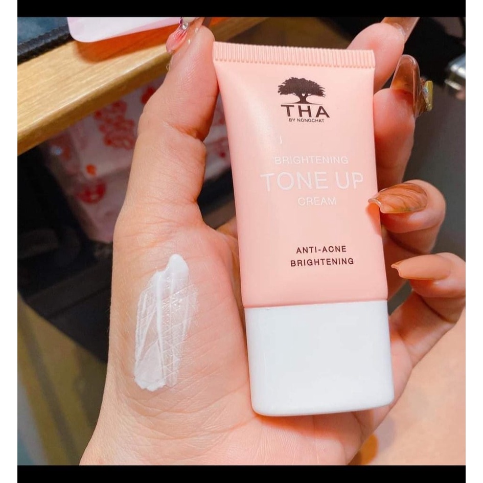 ภาพหน้าปกสินค้าครีมโทนอัพ เบสปรับสีผิวหน้าใ ห้ใส ฉ่ำเงา มีออร่า THA BY NONGCHAT BRIGHTENING TONE UP CREAM 15G จากร้าน seemakumzero บน Shopee