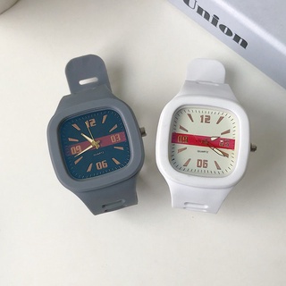 สแควร์นาฬิกาผู้ชายและผู้หญิงคู่นักเรียนแสงหรูหราบรรยากาศการออกแบบเฉพาะวิทยาลัย Fengsen แผนกมูลค่าสูงแฟชั่นที่เรียบง่าย