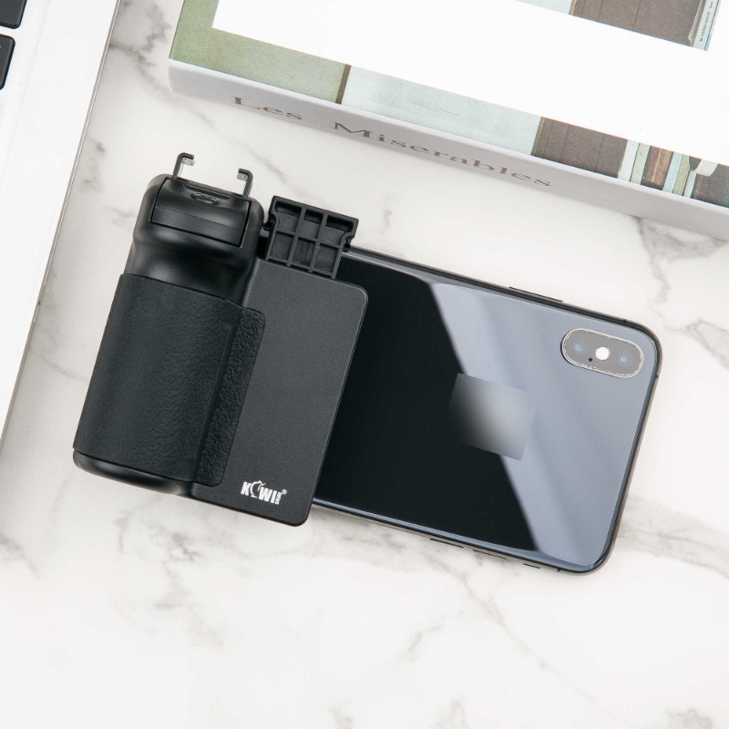 ภาพหน้าปกสินค้าKiwi 3-in-1 Bluetooth CapGrip ที่วางสมาร์ทโฟนพร้อมรีโมทคอนโทรลไร้สายที่ถอดออกได้, ที่จับกล้องโทรศัพท์มือถือ Selfie Booster ขาตั้งเดสก์ท็อปสำหรับการถ่ายภาพ Vlog และการสตรีมสด จากร้าน jiwei.th บน Shopee